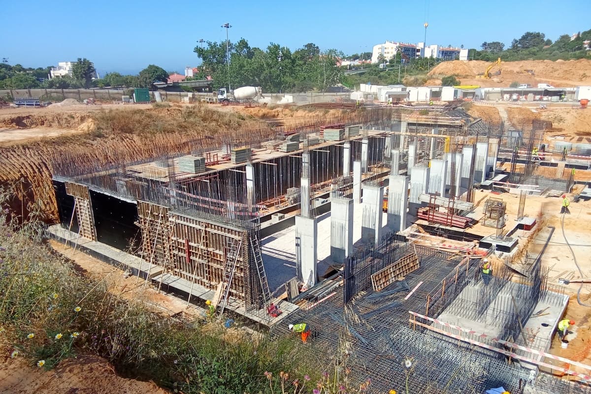 Structural works and concrete columns under construction at Ponte do Vau Beach Resort – Hard Rock Hotel Algarve, Portimão